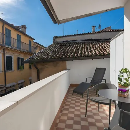 A World Aparts - 12 Viviani Apartment